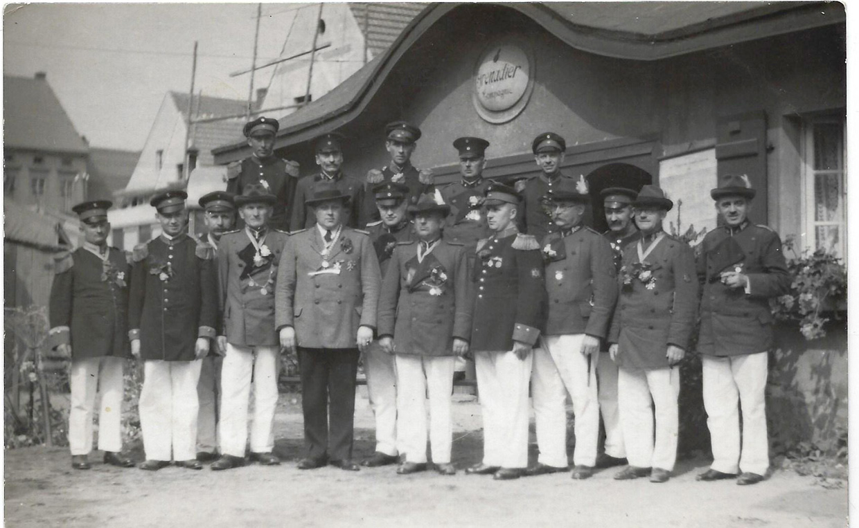 Schützenkönig Leonard mit Vertretern anderer Kompanien vor dem Schützenzelt der Grenadierkompanie im Jahr 1939